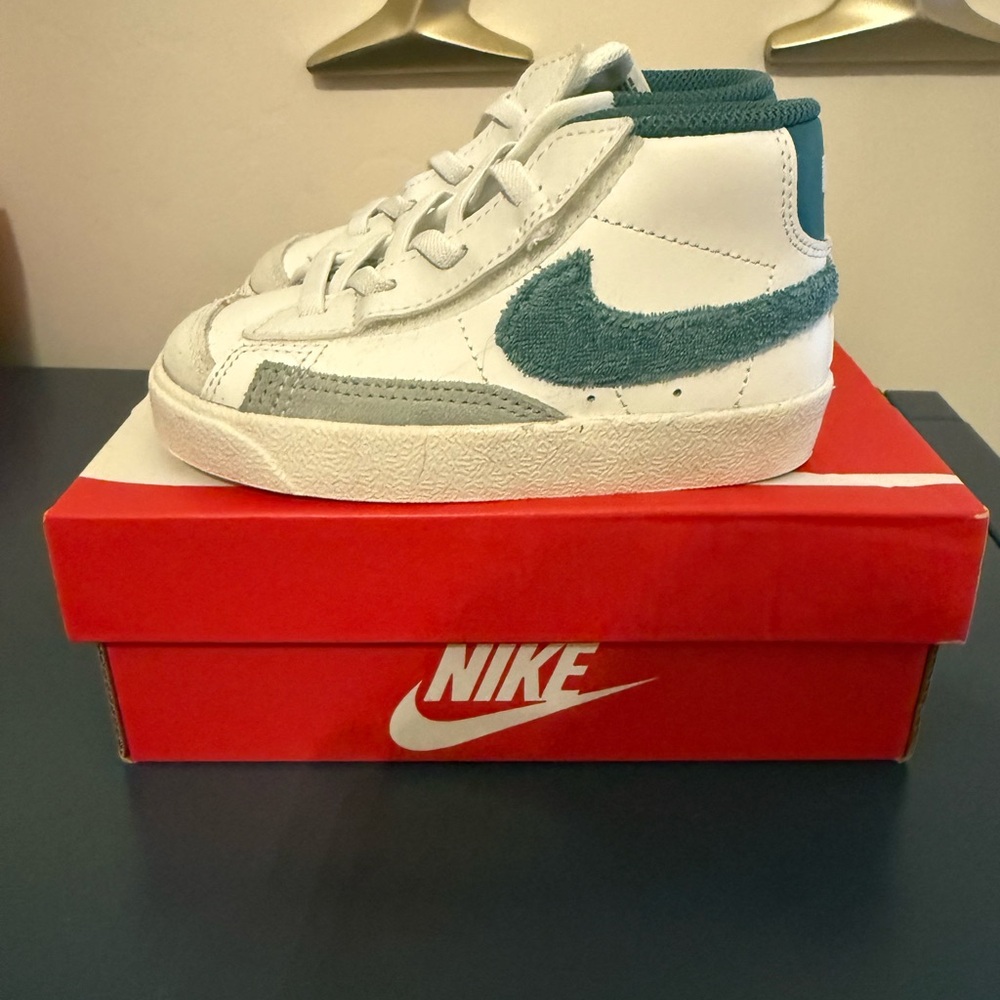 Nike White and Green Sneakers Classic Design
